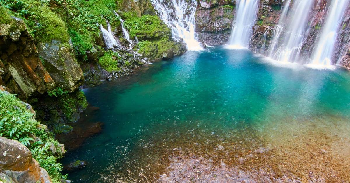 Cascade de Grand-Galet sur la rivière Langevin, multiples filets d'eau tombant dans un bassin turquoise