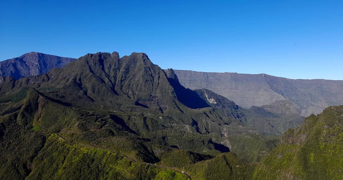 Panorama sur le cirque de Mafate depuis les hauteurs, pitons et remparts verdoyants sous un ciel bleu