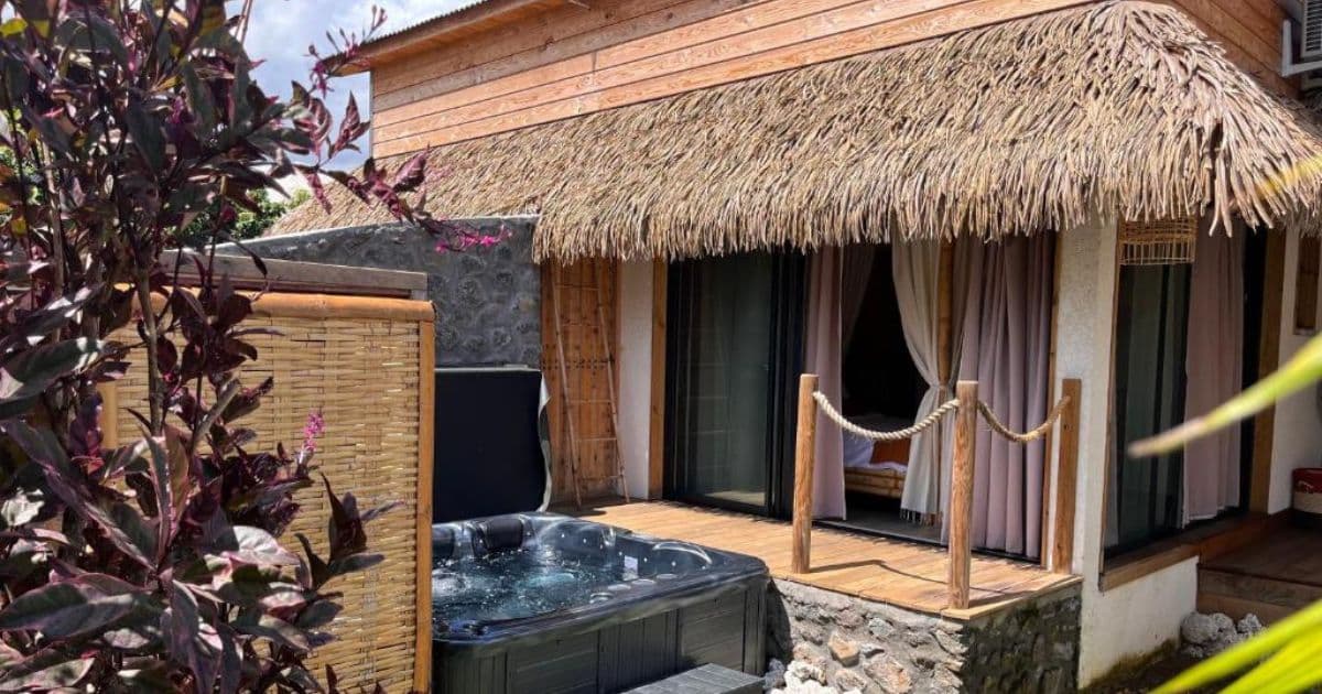 Bungalow au toit de chaume des Vavangues à L'Hermitage avec terrasse et bain à remous privatif