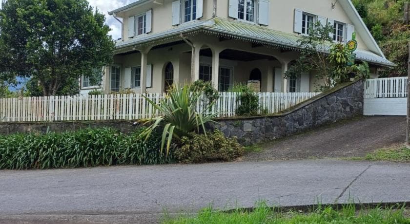 Case créole blanche à varangue et barrière de bois de la Porte de Mafate à Grand Îlet