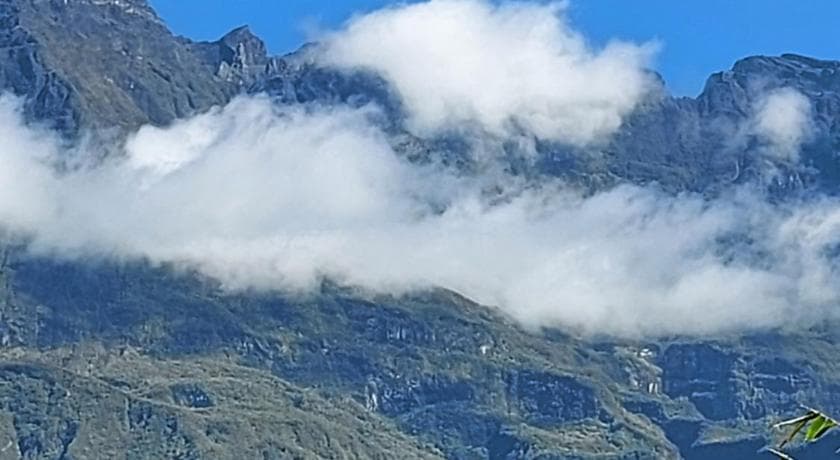 Nuages accrochés aux remparts du cirque de Salazie, vue partagée par la chambre d'hôtes Chez Framboise