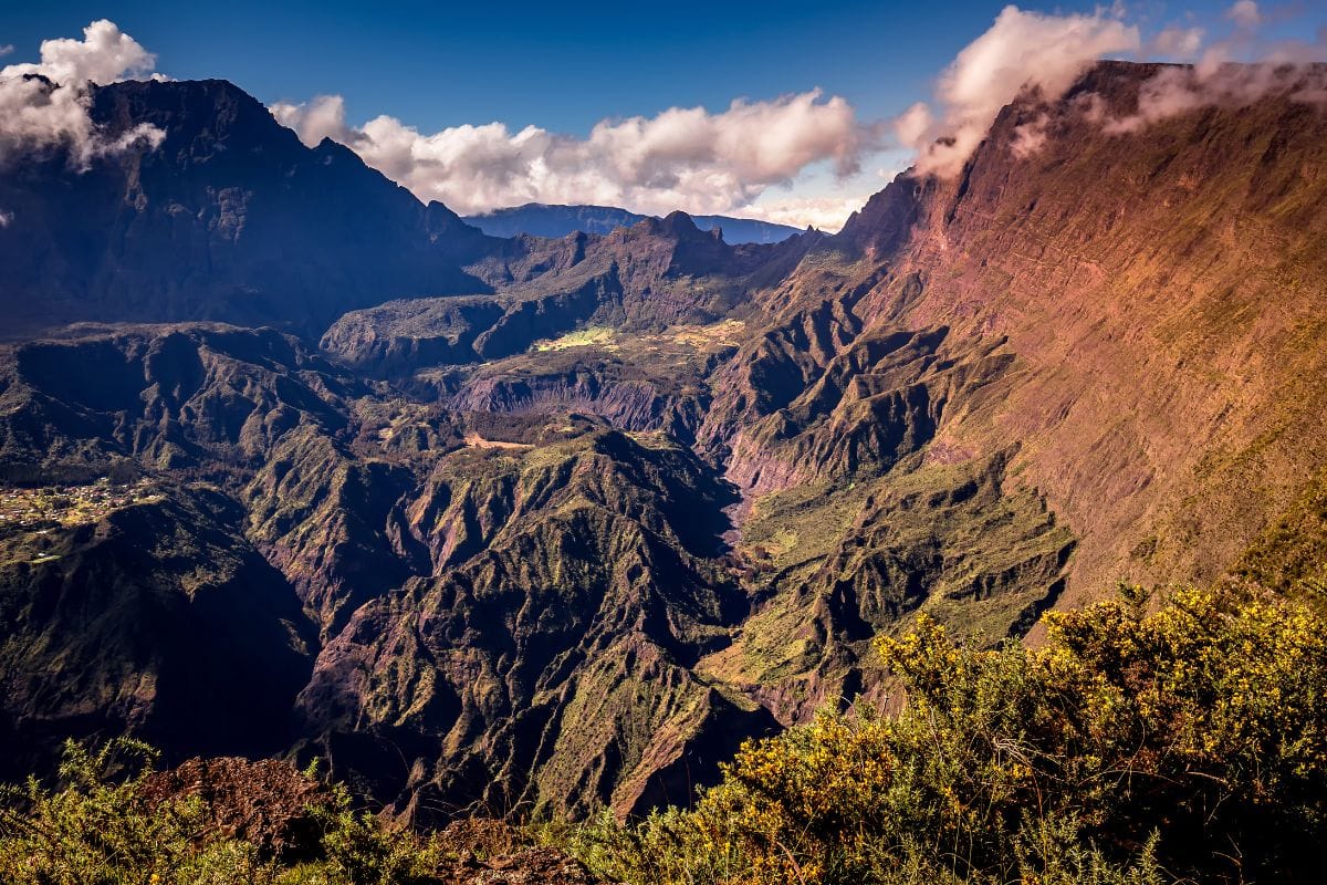 Vue panoramique depuis le Piton Maïdo sur les remparts du cirque de Mafate