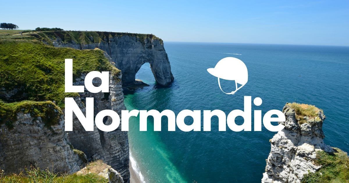 Falaises d'Étretat et arche naturelle de la Manneporte, mer turquoise et plage de galets à marée basse