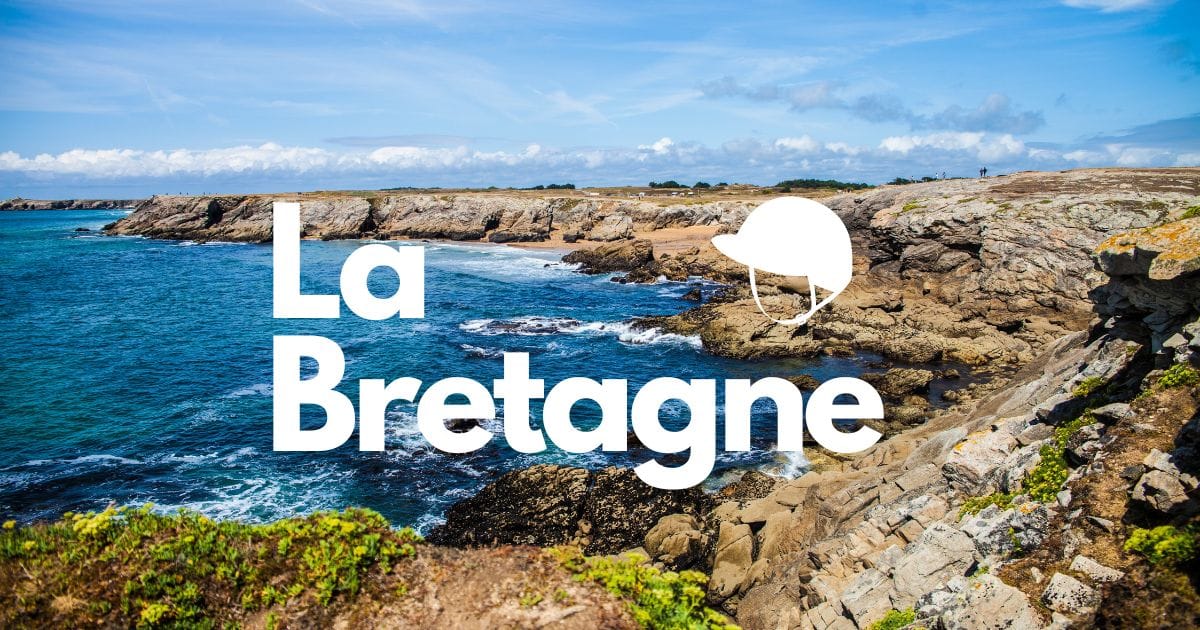 Côte sauvage de la presqu'île de Quiberon en Bretagne, criques rocheuses, eau turquoise et lande maritime