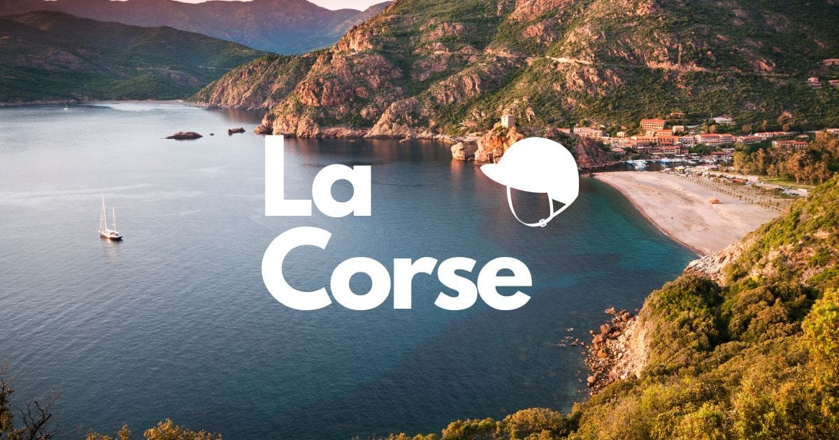 Golfe de Porto en Corse au coucher du soleil, falaises rouges, mer calme et voilier au mouillage