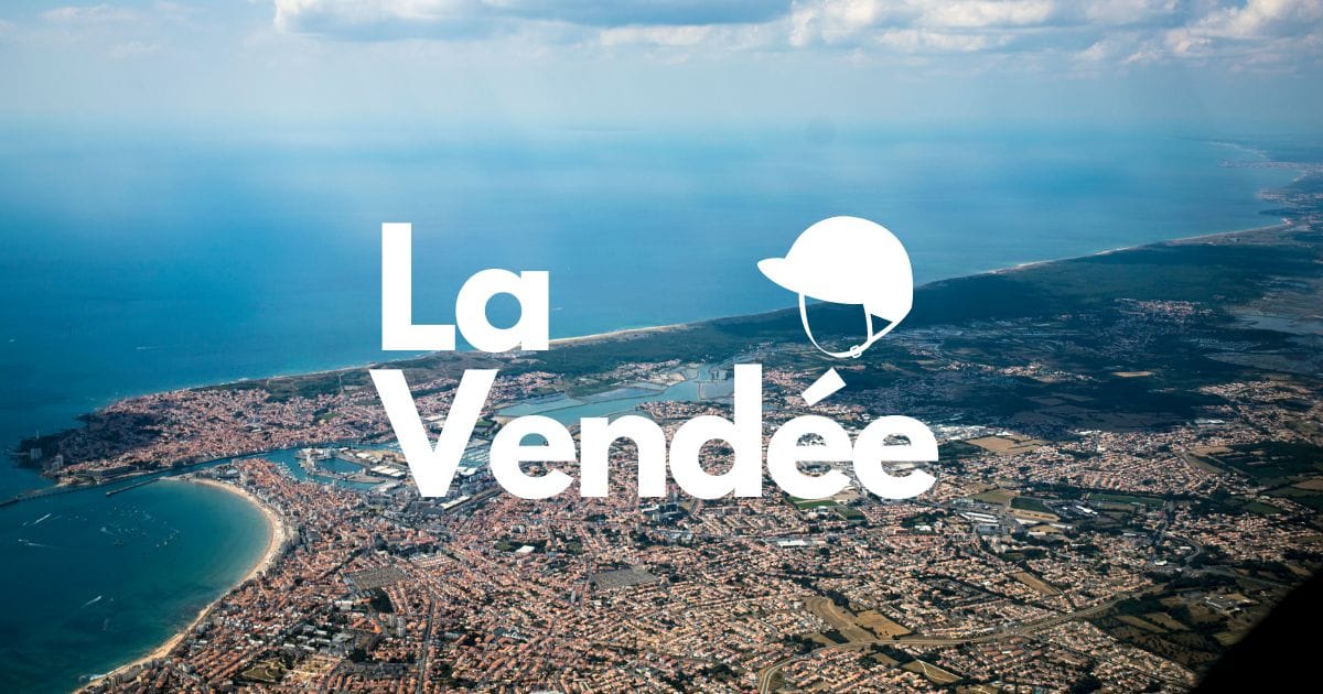 Vue aérienne des Sables-d'Olonne en Vendée, port, plage incurvée et urbanisation littorale