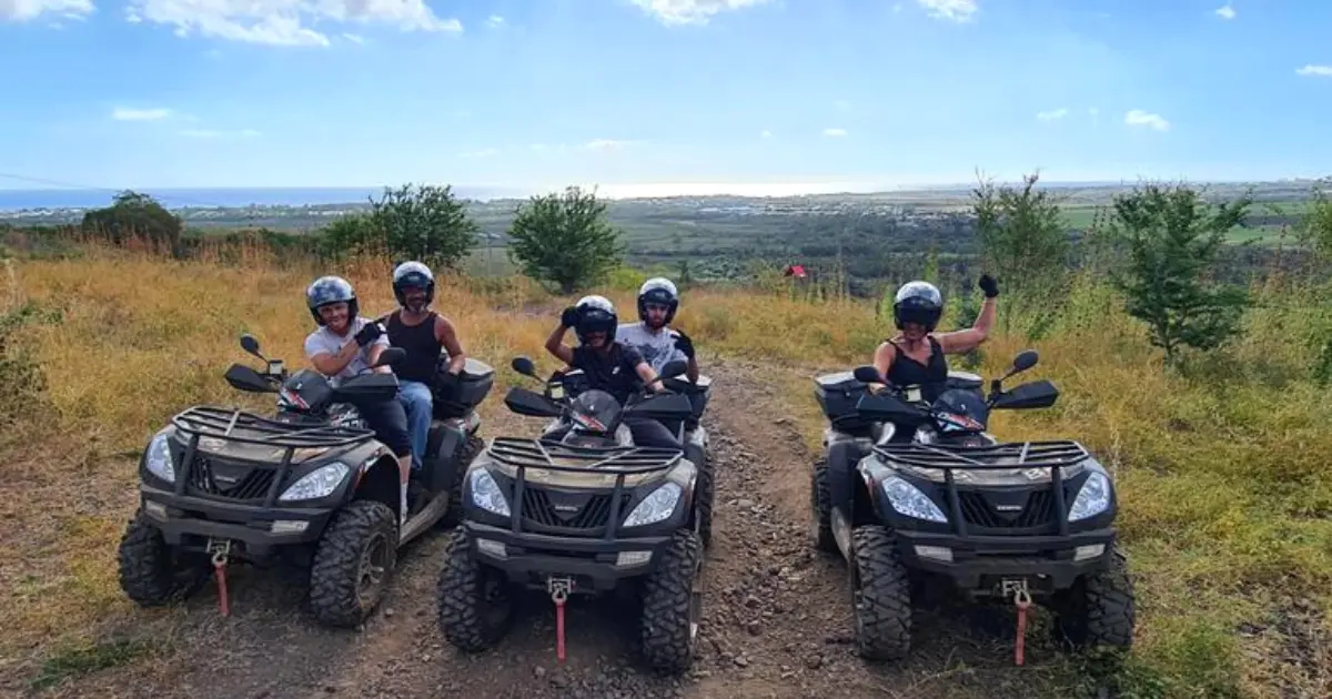 Quad sur sentier de montagne à Cilaos avec vue sur le cirque