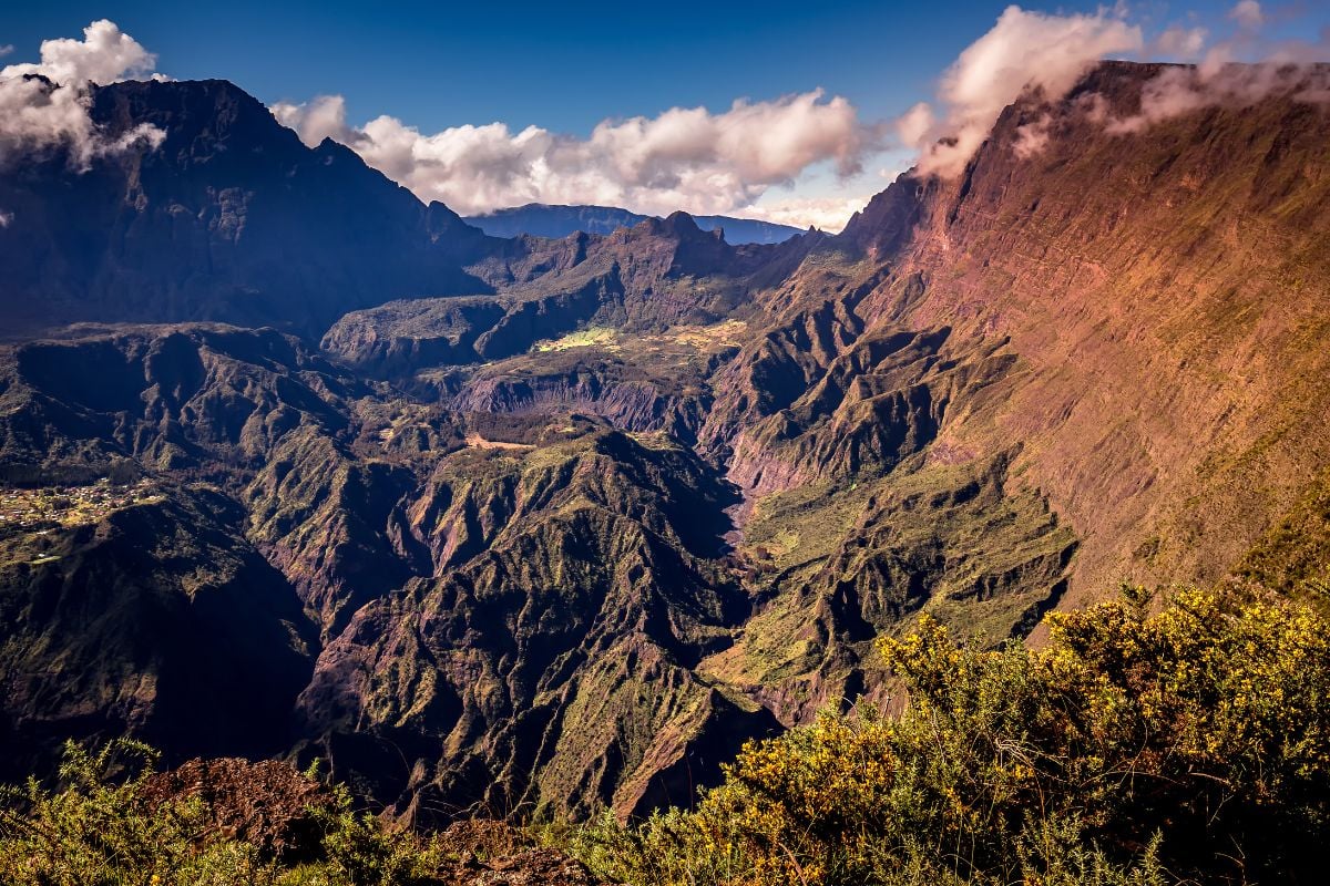 Vue panoramique depuis le Piton Maïdo sur les remparts du cirque de Mafate, ciel bleu et nuages