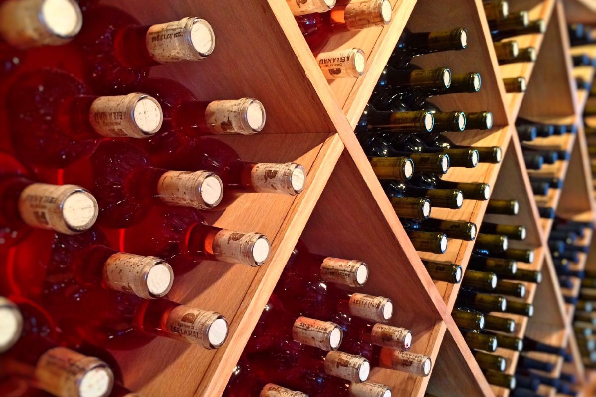 Bouteilles et verres de vin de Cilaos issus du terroir d'altitude réunionnais