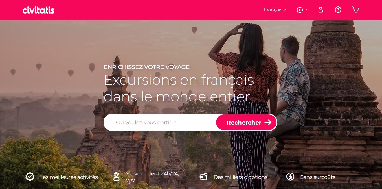 Page d'accueil Civitatis avec couple devant les temples de Bagan en Birmanie au lever du soleil, montgolfières dans le ciel, accroche Excursions en français dans le monde entier