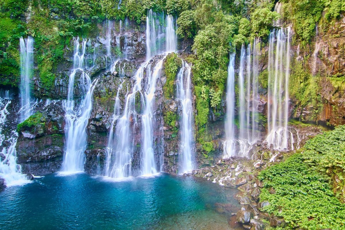 Cascade Grand Galet sur la rivière Langevin à Saint-Joseph La Réunion, eau qui se jette dans un bassin verdoyant