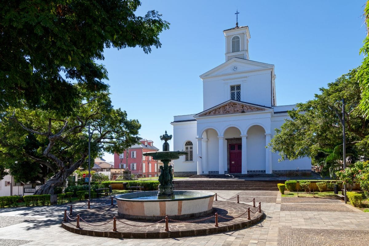 Cathédrale Saint-Denis de La Réunion en façade colorée, monument du patrimoine colonial réunionnais