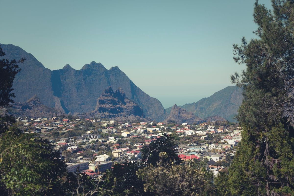 Vue panoramique du cirque de Cilaos à La Réunion avec son village d'altitude, ses pics rocheux et sa vallée encaissée