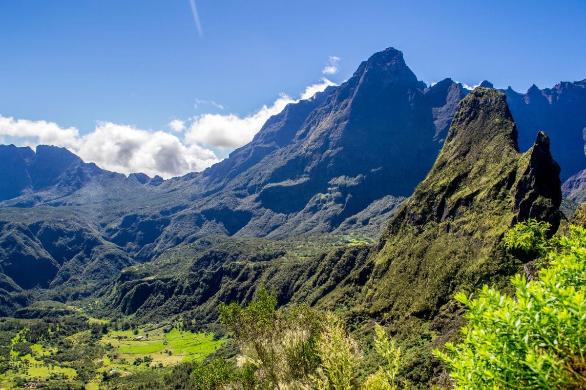 Vue depuis le belvédère du Maïdo sur le cirque de Mafate avec ses pics escarpés, sa forêt tropicale et un îlet isolé sous la mer de nuages