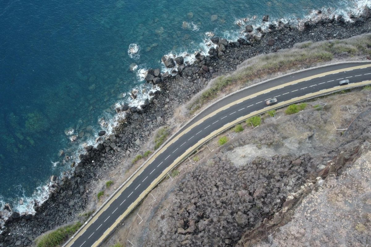Vue aérienne de la route du littoral à Saint-Paul La Réunion avec falaises côtières et océan