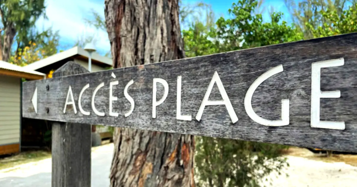 Panneau « Accès plage » au camping de l'Ermitage à La Saline-les-Bains