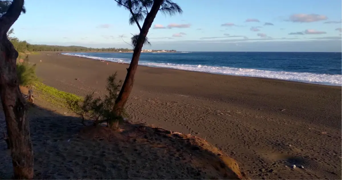 Côte sauvage des Avirons à La Réunion avec roches basaltiques, sable doré et vagues