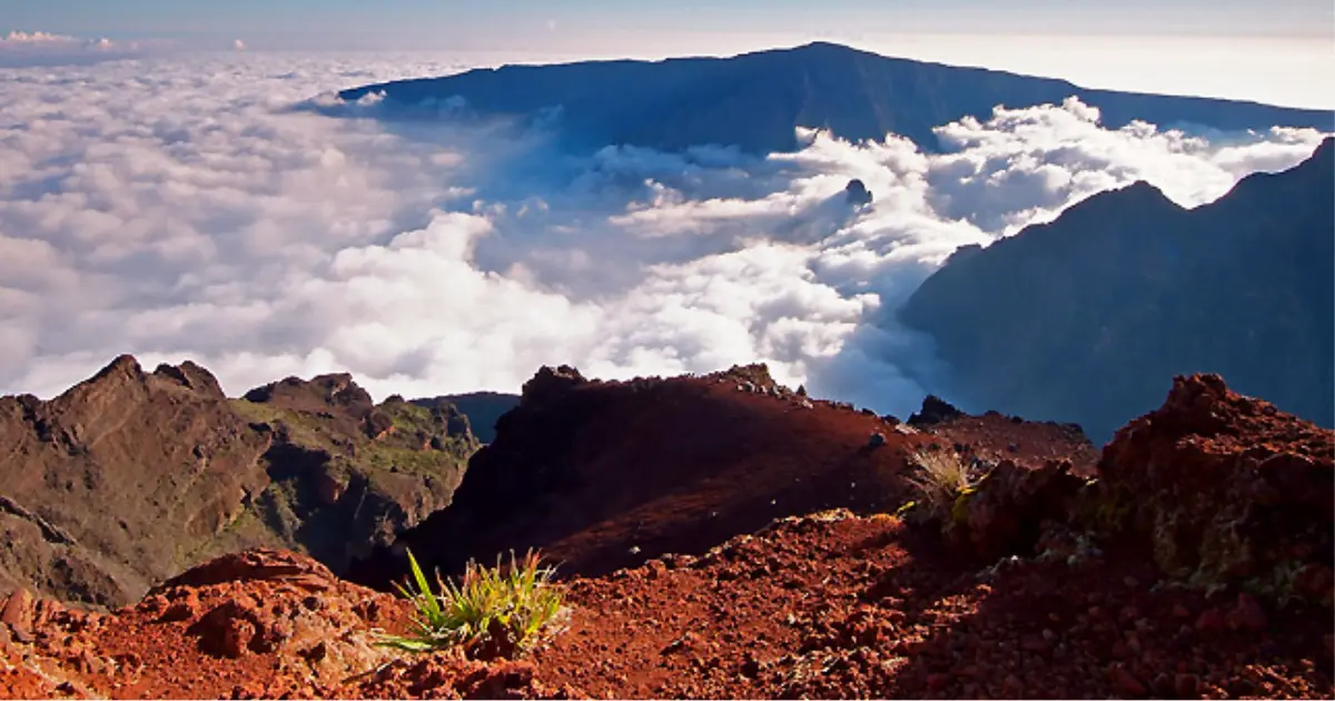 Bivouac au sommet du Piton des Neiges à 3 070 m, lever de soleil sur La Réunion