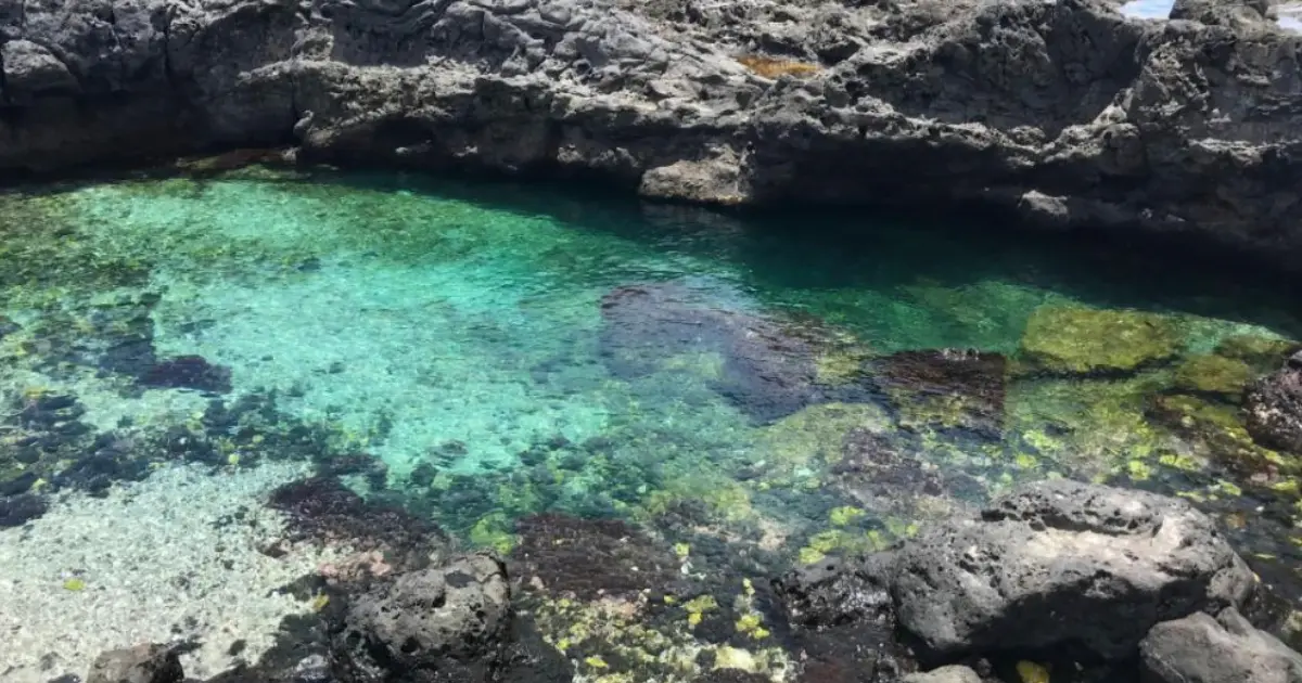 Pointe au Sel à Saint-Leu, bassin caverne sur la côte ouest rocheuse de La Réunion