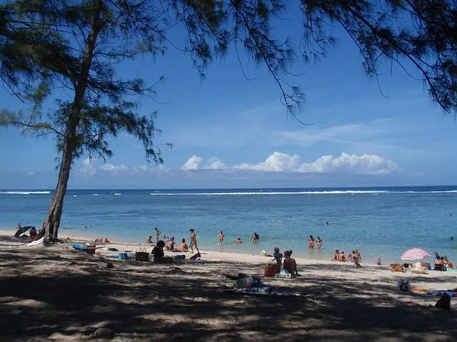 Plage de l'Ermitage avec lagon turquoise, activité gratuite incontournable