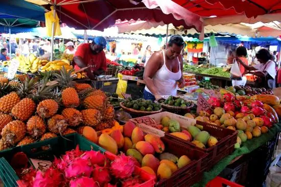 Étal de fruits tropicaux ( ananas, mangues, fruits du dragon ) au marché de Saint-Pierre