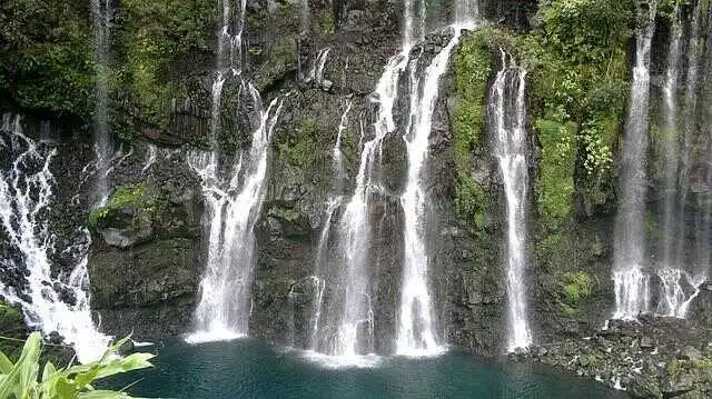 Cascade de Grand-Galet à Langevin, mur de basalte avec multitude de filets d'eau