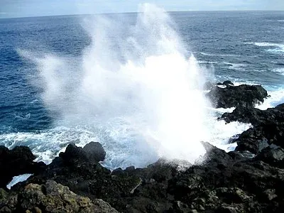 Le Souffleur d'Étang-Salé en éruption, geyser naturel sur la côte basaltique