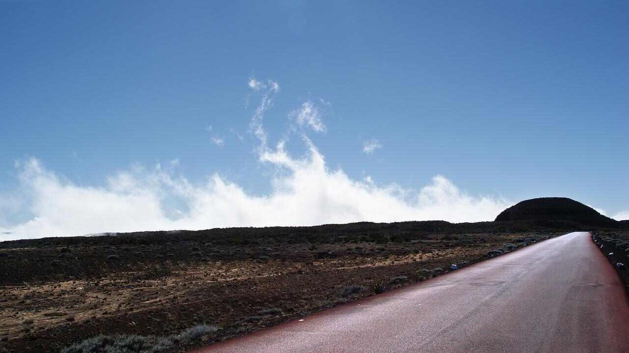 Route panoramique de l'île de La Réunion serpentant entre les Hauts et la côte