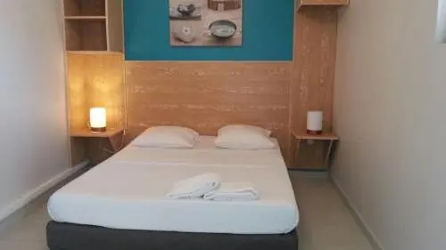 Chambre d'hôtel basique à La Réunion, lit double et déco simple