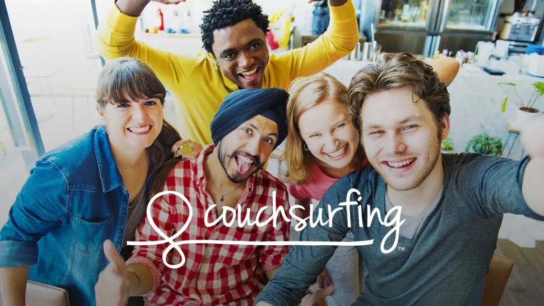 Groupe de voyageurs et hôtes autour d'une table, esprit couchsurfing