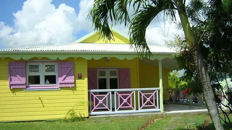 Maison créole jaune et rose, location saisonnière typique à La Réunion