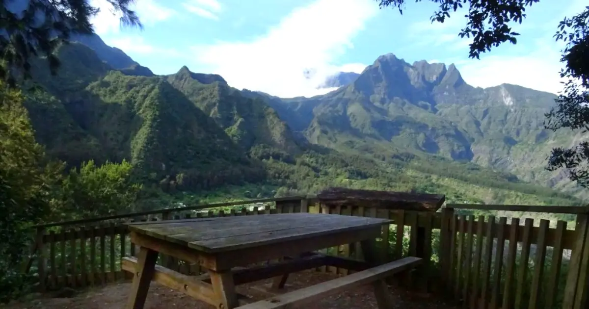 Table de pique-nique sur une plateforme avec vue panoramique sur les remparts du cirque de Mafate, près d'Aurère