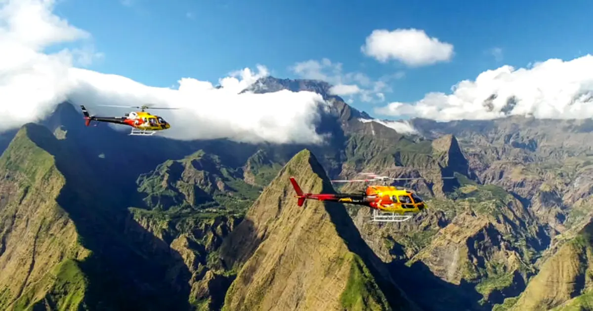 Hélicoptère survolant les cirques et le volcan de La Réunion, l'une des activités insolites de l'île