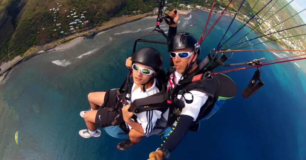 Baptême de parapente biplace à Saint-Leu au-dessus du lagon, La Réunion
