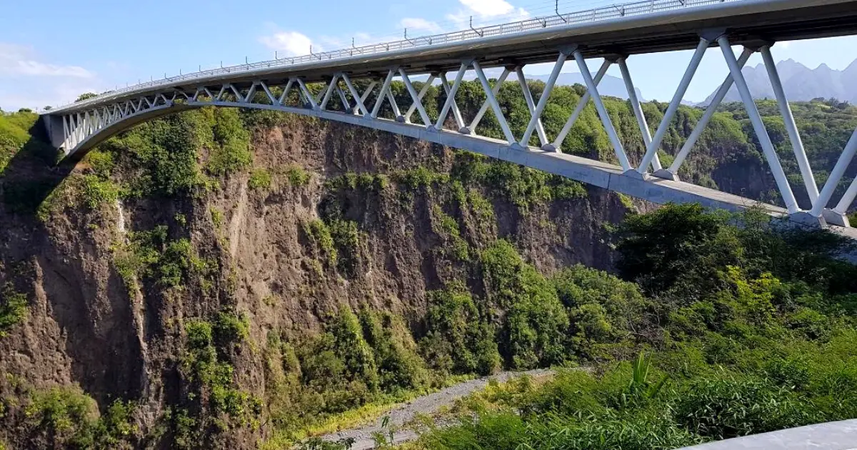 Saut à l'élastique de 110 mètres depuis le pont du Bras de la Plaine à La Réunion