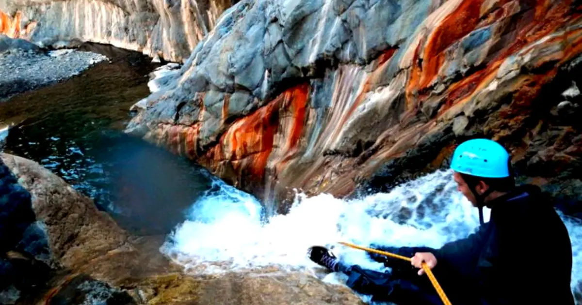 Canyoning Bras Rouge à Cilaos avec rappel aérien dans gorge basaltique