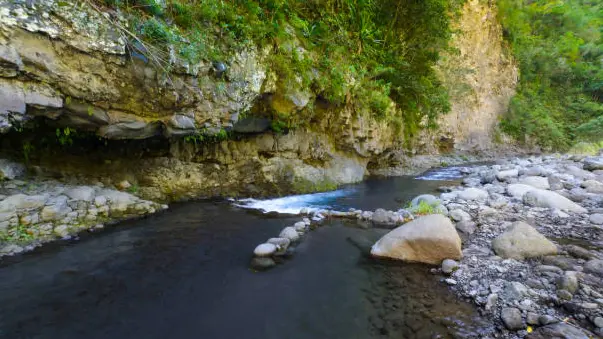 Gorge du Bras de la Plaine au sud de La Réunion, bassins basaltiques