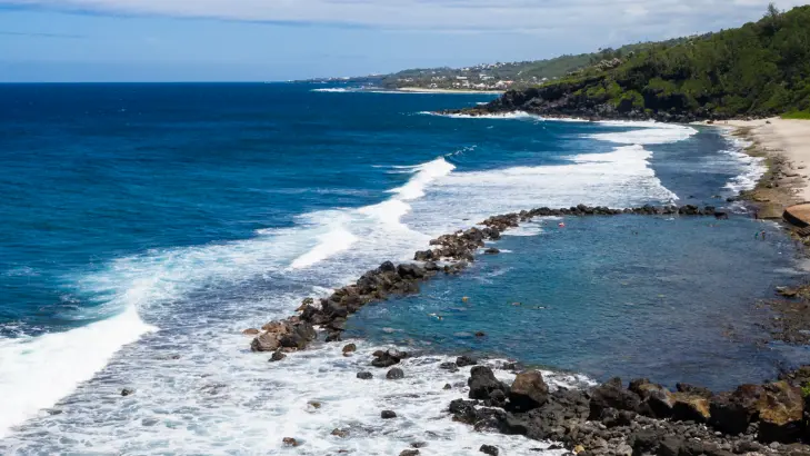 Grande-Anse à Petite-Île, grand bassin naturel et plage de sable noir au sud de La Réunion