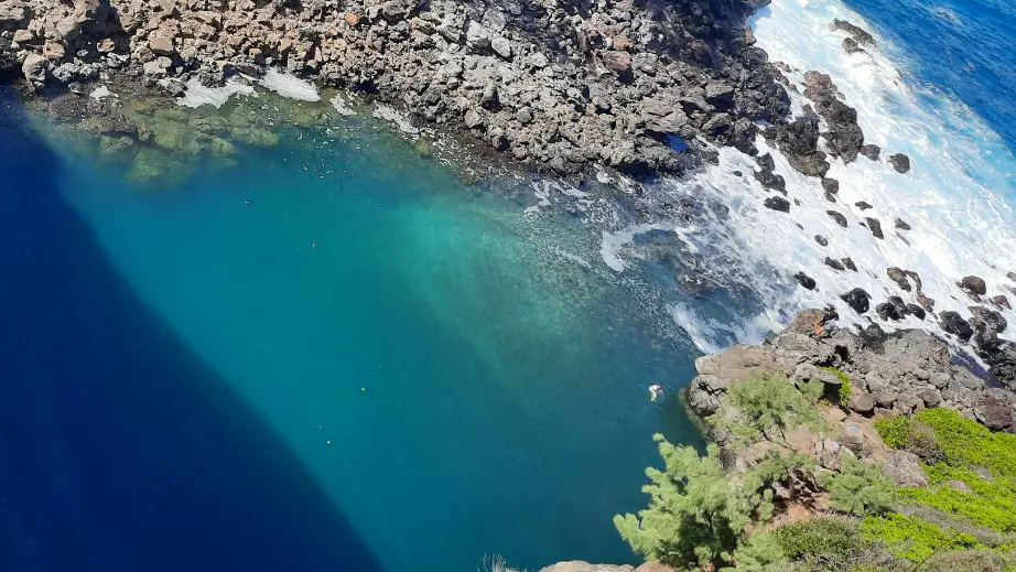 Bassin 18 à Grand-Bois, bassin marin entre deux falaises au sud de La Réunion