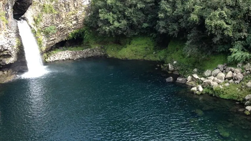 Bassin la Paix à Saint-Benoît, cascade sur rideau d'orgues basaltiques