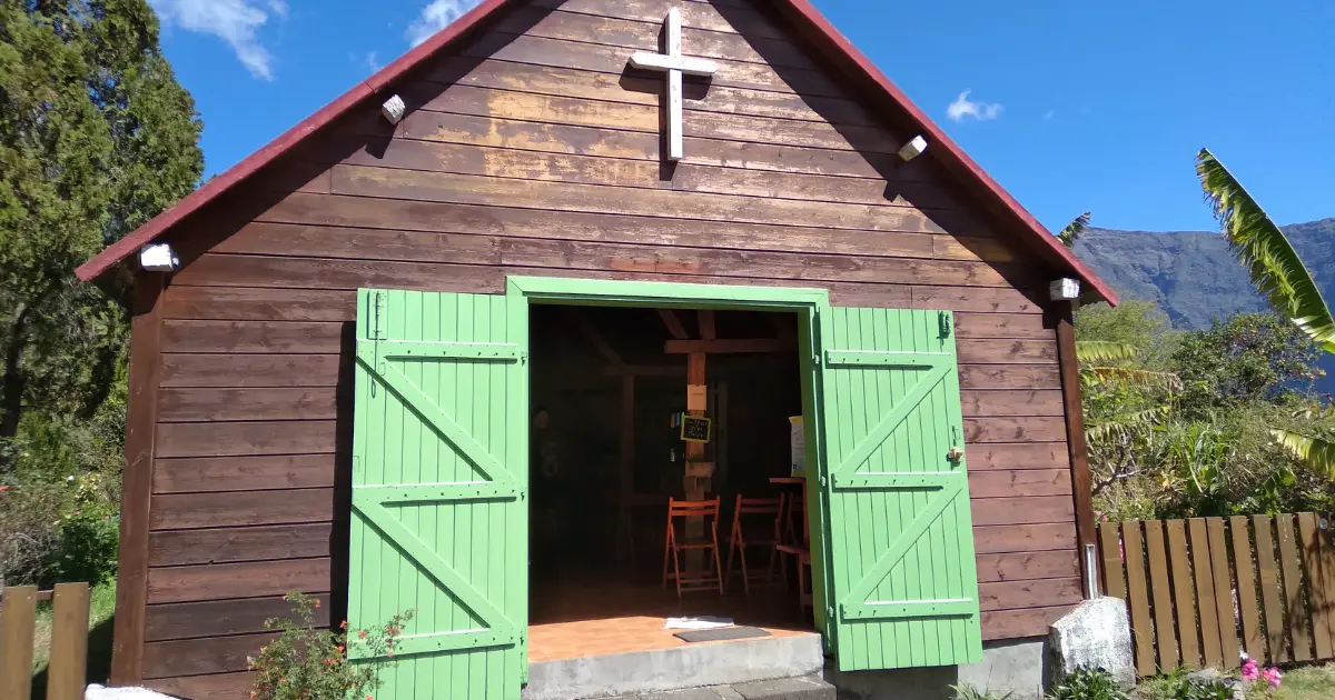 Petite église créole en bois avec porte verte, typique des villages d'îlets de Mafate ( Aurère ou Îlet à Malheur )