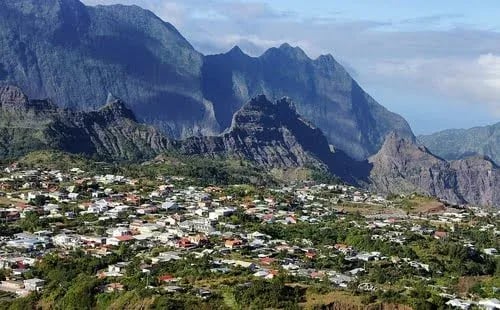 Village de Cilaos avec église, fleurs et montagnes du cirque en arrière-plan