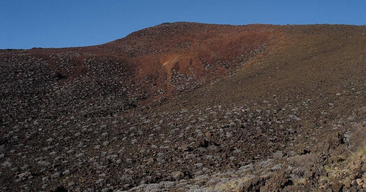 Pente rocheuse aride et minérale du massif volcanique : terrain typique d'une excursion guidée au Piton de la Fournaise, à réserver avec un accompagnateur local