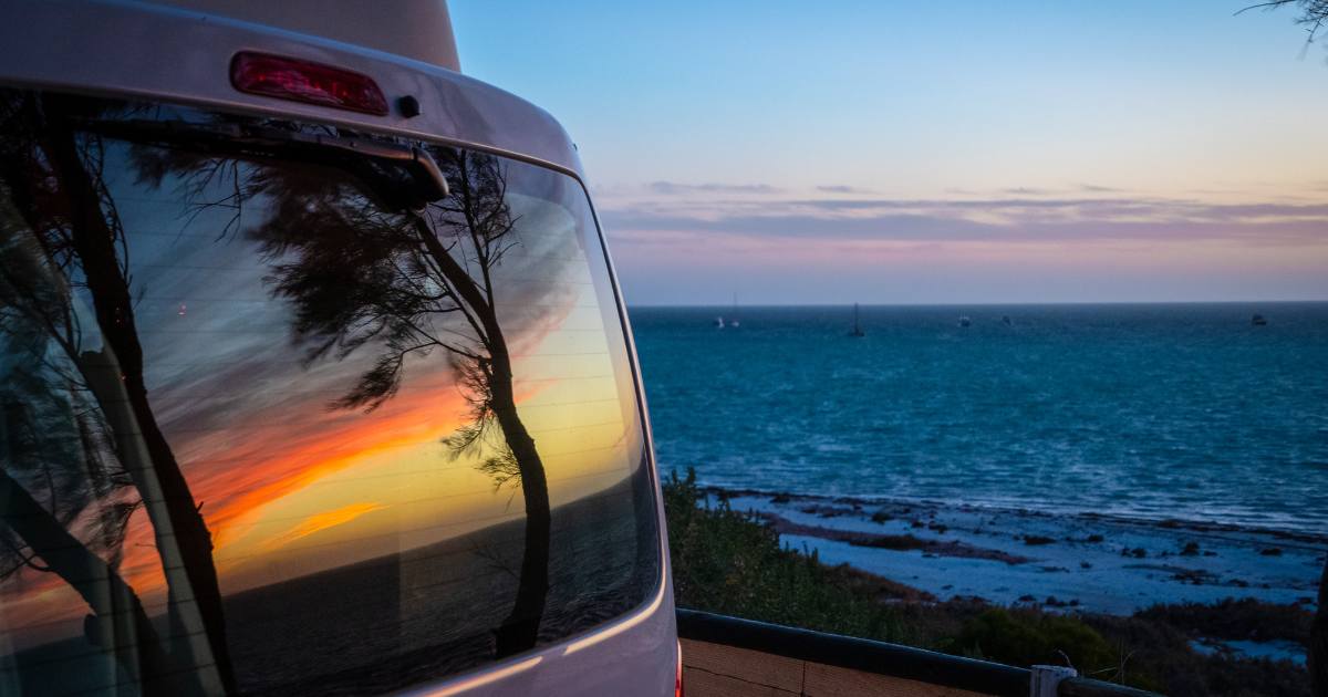 Van aménagé loué via Yescapa, paysage de road-trip en France