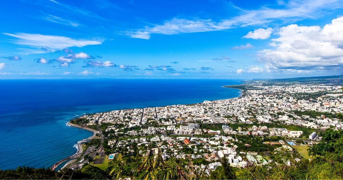 Centre-ville de Saint-Denis à La Réunion avec architecture coloniale et palmiers