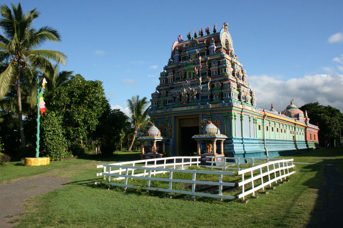 Temple tamoul coloré entouré de palmiers à Saint-André, gopuram sculpté