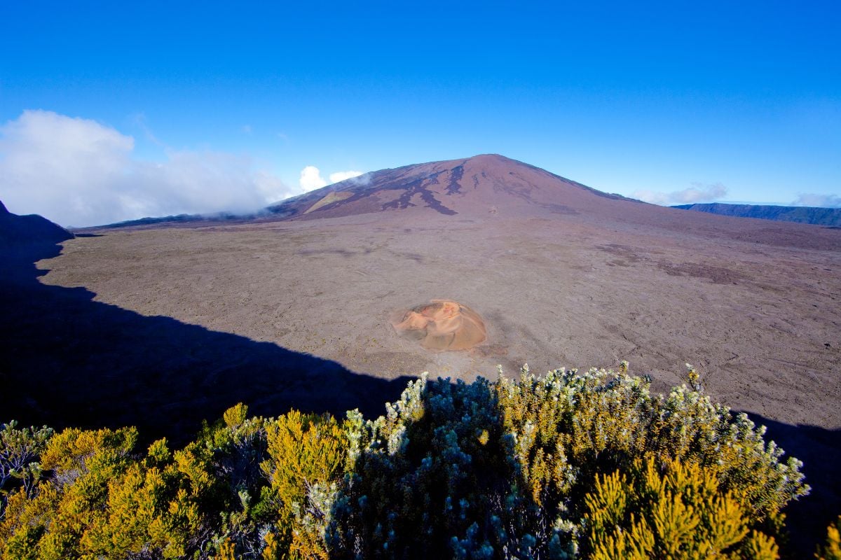 Enclos Fouqué du Piton de la Fournaise avec le cône rouge du Formica Léo au centre de la plaine de lave
