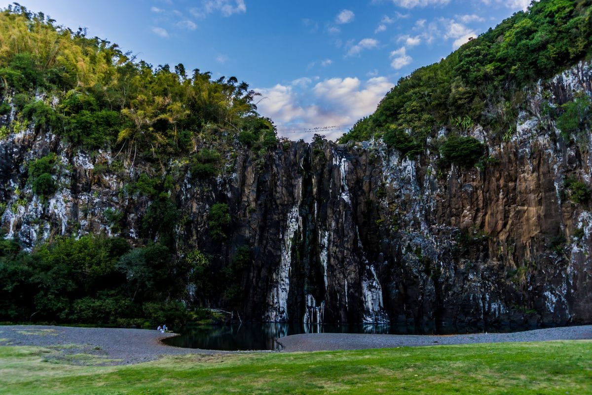 Cascade Niagara à Sainte-Suzanne à La Réunion, eau qui se jette dans un bassin en pleine forêt tropicale