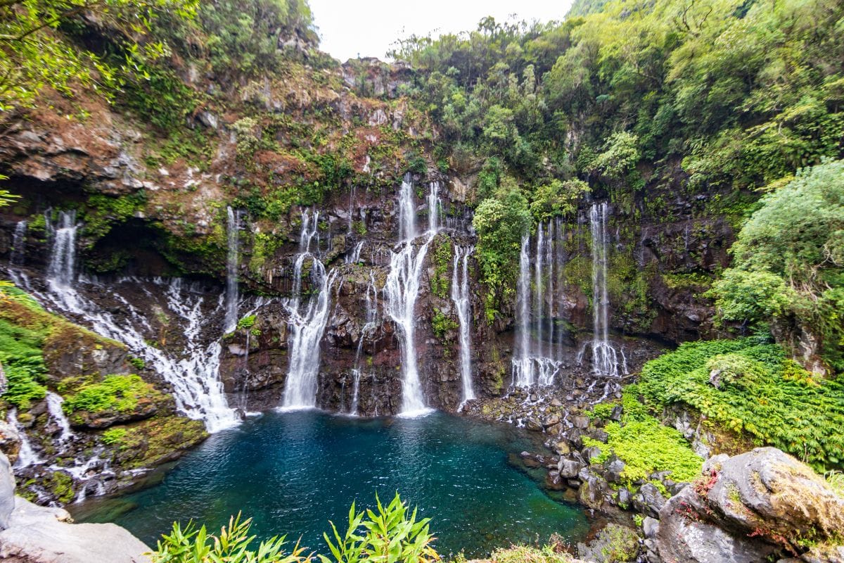 Côte sauvage à Saint-Joseph à La Réunion avec falaises basaltiques et océan déchaîné