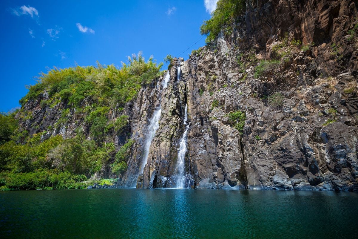 Sommet de la cascade Niagara avec vue sur la côte est de La Réunion